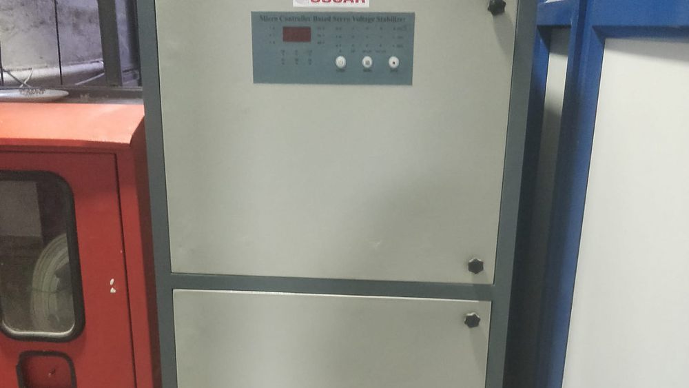Servo controlled voltage stabilizer